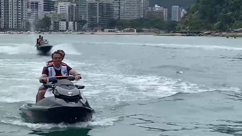 Bolsonaro passeia de moto aquática, neste domingo, em Praia Grande — Foto: Reprodução