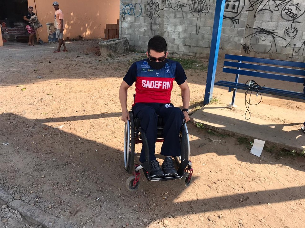 Atleta Jonh Antonny mostra dificuldades de acessibilidade para se locomover em Natal — Foto: Ayrton Freire/Inter TV Cabugi