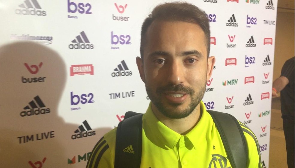 Everton Ribeiro admitiu ansiedade, mas mantem o foco jogo a jogo &mdash; Foto: Thiago Lima