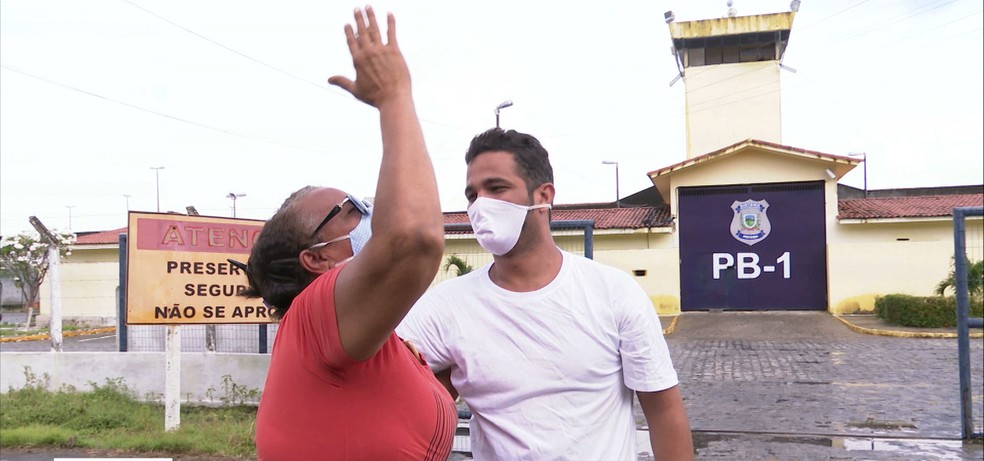 Dona Maria da Penha e Eridan, solto após sete anos preso injustamente na PB — Foto: Reprodução/TV Cabo Branco