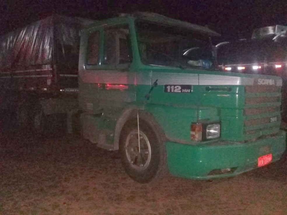 Caminhão cruzava a via para entrar em um posto de combustível quando colidiu com carro em Tarumã (SP) — Foto: Arquivo pessoal/The Brothers