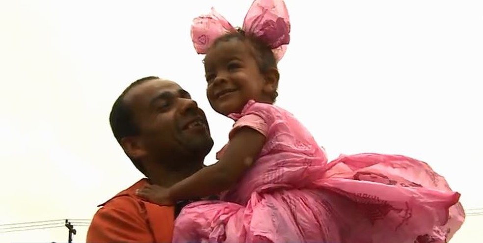 dinheiro, pai usa sacolas de mercado e cria fantasia de princesa para filha ir a festa em escola de SC | Santa Catarina | G1