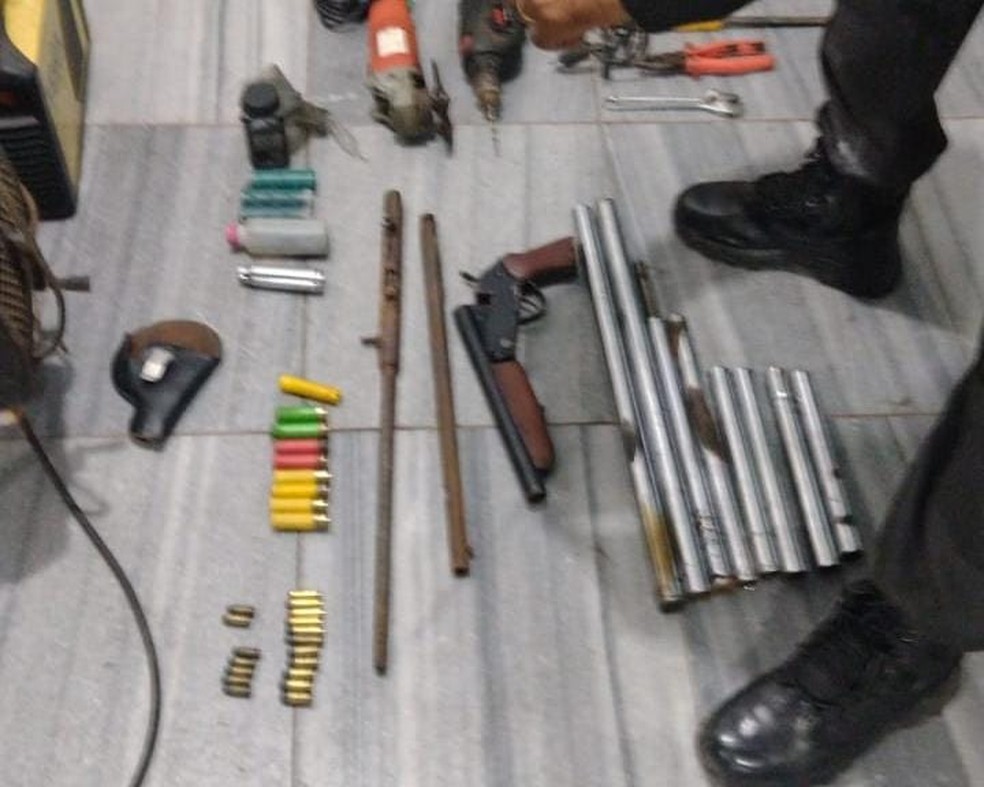 Armas e outros materiais apreendidos com homens suspeitos de atuarem como "armeiros" em Natal — Foto: PM/Cedida