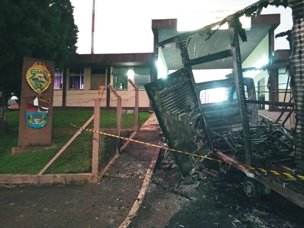 Veículo foi incendiado em frente à unidade da PM, em Guarapuava — Foto: Eduardo Andrade/RPC