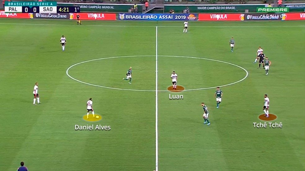 Com a bola, Daniel Alves joga no meio-campo — Foto: Leonardo Miranda