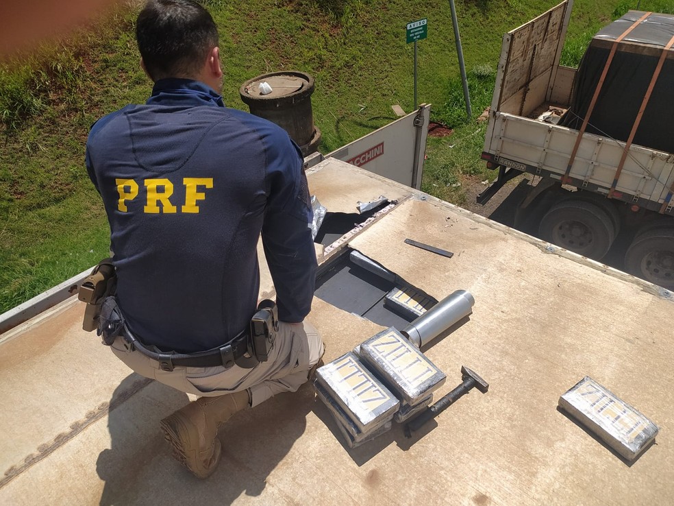 Droga estava escondida em teto falso de caminhão, em Sarandi — Foto: PRF/Divulgação