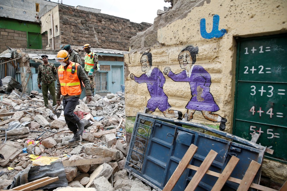 Equipes de resgate vasculham destroÃ§os de prÃ©dio que desabou em Ã¡rea residencial de NairÃ³bi, no QuÃªnia (Foto: REUTERS / Baz Ratner)