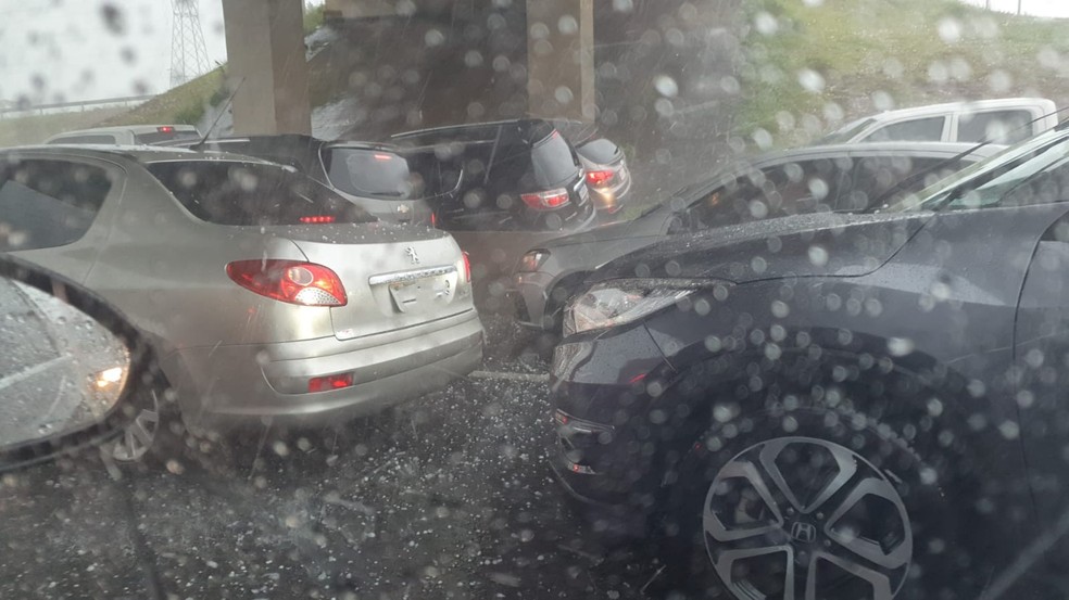 Imagens mostram que o trânsito chegou a ficar parado por volta das 16h no sentido Curitiba, nesta terça (28) — Foto: Divulgação