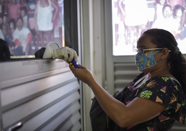 ILHA DE MARAJO, BRAZIL - JULY 30: A riverside resident wearing a face mask receives medicine on board the UBSF hospital boat amidst the coronavirus pandemic on July 30, 2020 in Ilha de Marajo, Brazil. The UBSF (Basic Fluvial Health Unit) hospital boat off (Foto: Getty Images)
