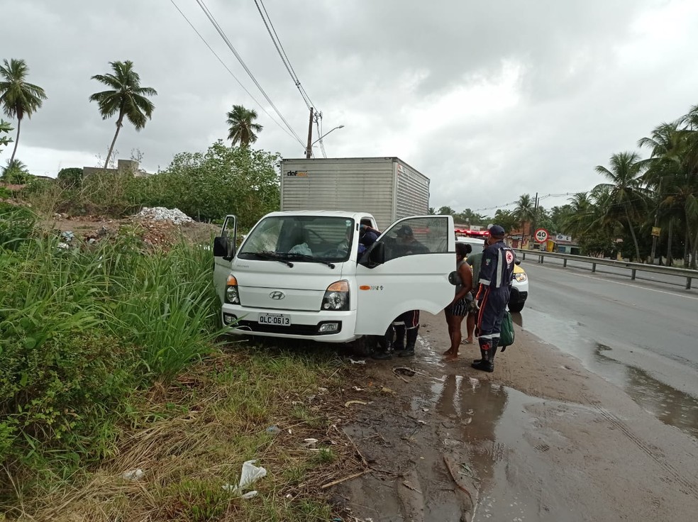 Condutor do caminhão ficou ferido após colisão na AL-101 Sul e foi socorrido pelo Samu — Foto: BPRv