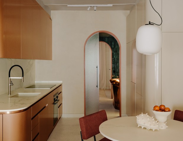 Em Barcelona, apartamento de 60 m² aposta em arcos e peças de décor sinuosas (Foto: Marina Denisova )