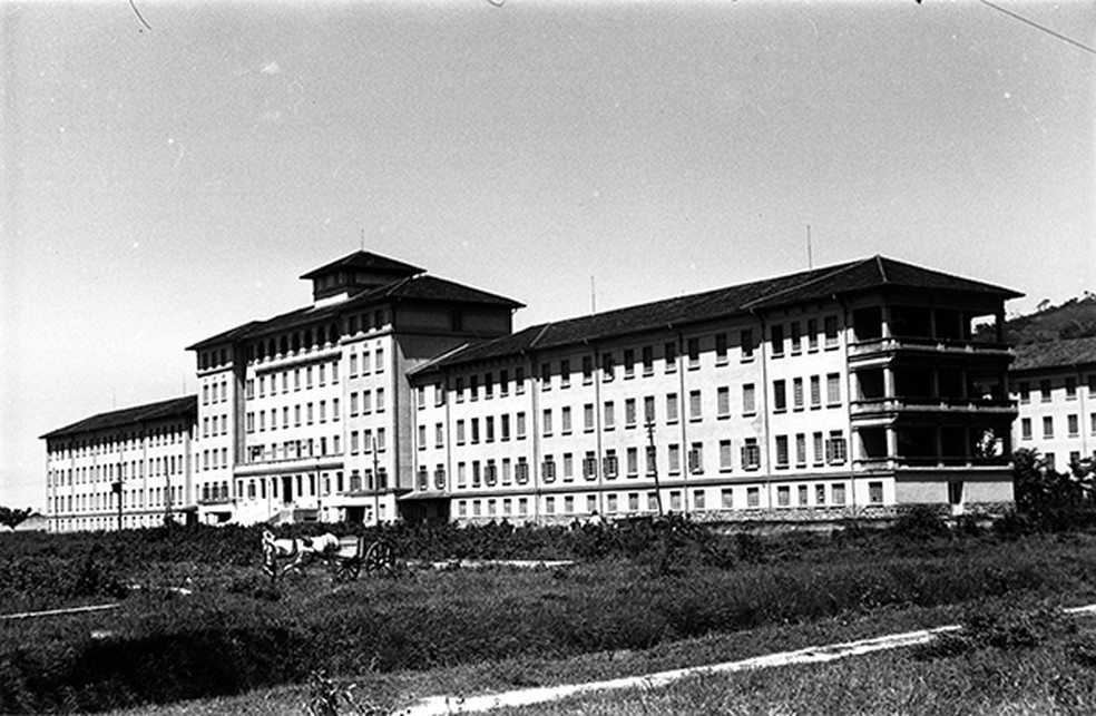 Quarto edifício da Santa Casa da Misericórdia de Santos ainda em construção, na década de 40. Imagem original — Foto: Divulgação/Memória Santista