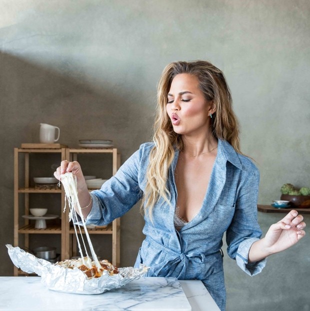 O livro "Cravings: Hungry For More", de Chrissy Teigen, é conhecido por ter receitas deliciosas, práticas e fáceis de executar (Foto: Career Girl Daily/ Reprodução)