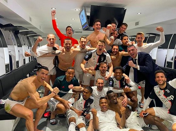 Cristiano Ronaldo no vestiário da Juventus junto com o colega Daniele Rugani (com a camisa branca do lado oposto de CR7) (Foto: Instagram)