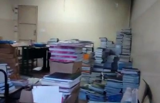 Depósito de livros de escola foi incendiado por vândalos em Goiânia, Goiás (Foto: Divulgação/PM)