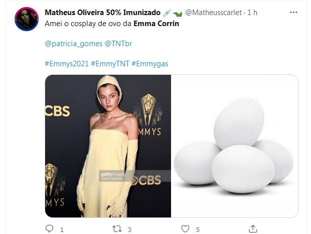 Emma Corrin rende memes por look no Emmy (Foto: Reprodução/Twitter)