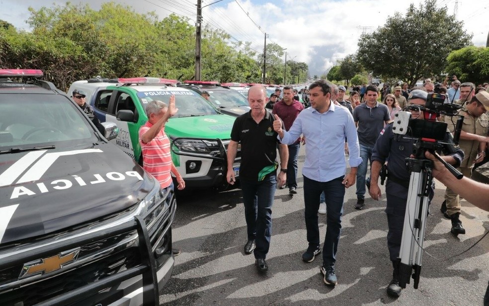 Governador do Amazonas, secretário de segurança e comandante da PM em solenidade de entrega de novas viaturas, em Manaus. — Foto: Secom