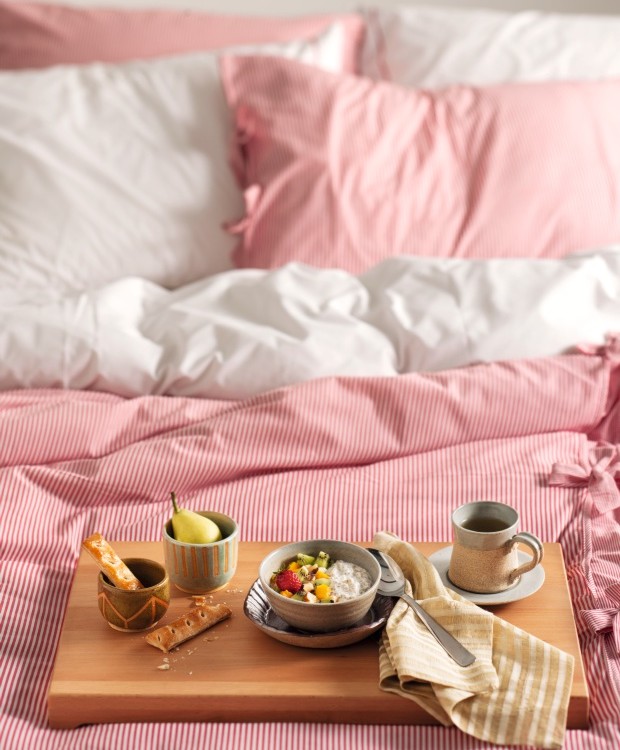 Aqui a combinação leva chia, aveia e frutas para turbinar a saúde. Roupa de cama da Blue Gardenia. Guardanapo da Star Home. Bowl, prato de sobremesa e xícara de chá da Paula Almeida. Tigelas da Nós Lunares (Foto: Iara Venanzi / Editora Globo)