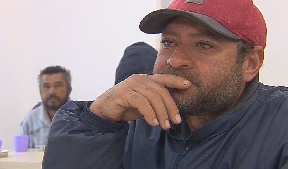 Após sair da árvore, Joelmir pode tomar um café da manhã reforçado no Espaço Acolhedor em Botucatu (Foto: TV TEM / Reprodução )
