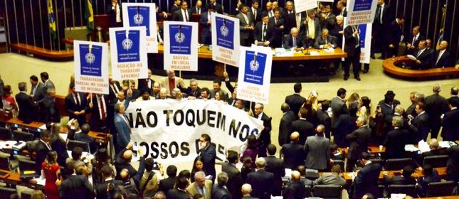 Votação da reforma trabalhista no plenário da Câmara dos Deputados, em Brasília, na tarde desta quarta-feira. Na foto, parlamentares da oposição protestam durante a leitura do relatório do deputado Rogério Marinho (PSDB-RN) (Foto: Renato Costa / FramePhoto / Agência O Globo)