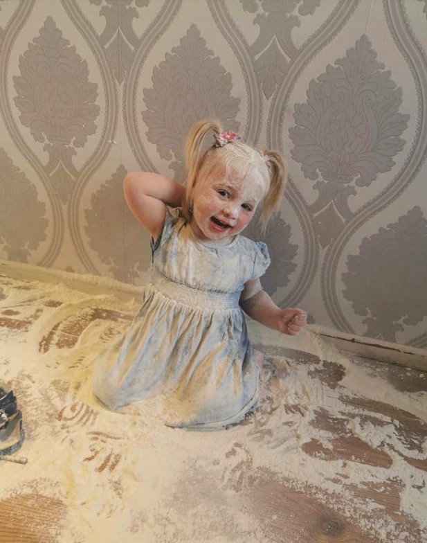 Filha de Vicky Makin toda feliz com a bagunça de farinha (Foto: Reprodução Facebook )