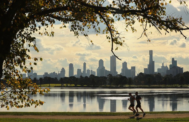 MELBOURNE, AUSTRALIA - JUNE 16:  Two joggers run along Albert Park Lake on an Autumn day with  high-rise and apartment buildings in the city in the background on June 16, 2017 in Melbourne, Australia. There has been increased interest in the fire safety o (Foto: Getty Images)