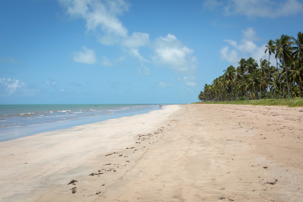 Praia do Salgado: deserta, foi cenário do filme "Deus é Brasileiro", de Cacá Diegues  — Foto: Celso Tavares/G1
