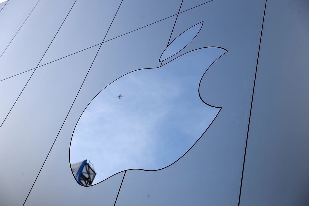SAN FRANCISCO, CA - FEBRUARY 01:  The Apple logo is displayed on the exterior of an Apple Store on February 1, 2018 in San Francisco, California. Apple will report quarterly earnings after the closing bell.  (Photo by Justin Sullivan/Getty Images) (Foto: Getty Images)