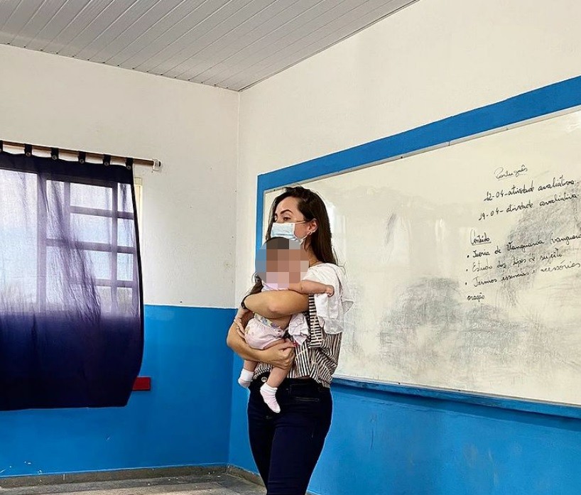 Professora segura bebê em sala de aula  (Foto: Reprodução Instagram )