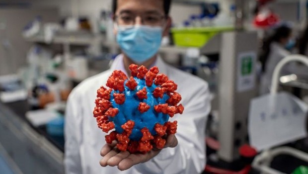 BBC Desde que começou a infectar humanos na China, o coronavírus já apresentou muitas mudanças em seu genoma ao redor do mundo e com o passar do tempo (Foto: Getty Images via BBC)