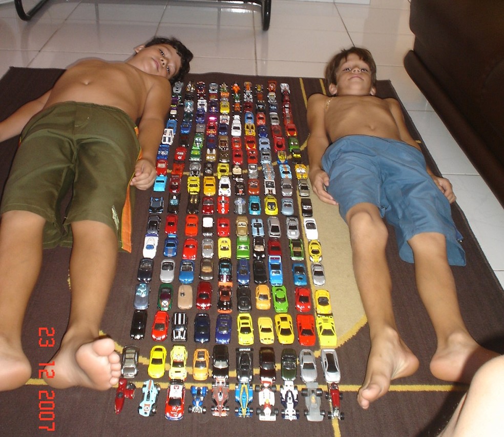 Leonardo (esquerda), com dez anos, e Caio (direita), com sete anos, com a coleção de aproximadamente 200 carrinhos em 2007 — Foto: Marcílio Felipe Júnior/Cedida