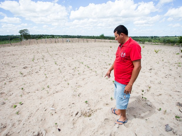 Morador mostra plantação com chão seco castigado pela falta de água (Foto: Jonathan Lins/G1)