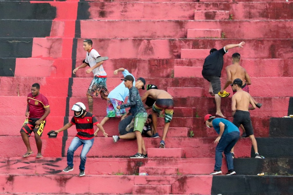 Confusão nas arquibancadas da Ilha do Retiro em Sport x Corinthians, pela Copa do Brasil sub-17 — Foto: Marlon Costa/Pernambuco Press