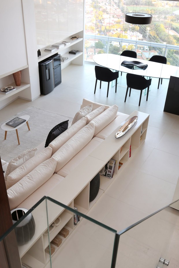 Apartamento com pé direito alto ganha mezanino na reforma (Foto: Divulgação)