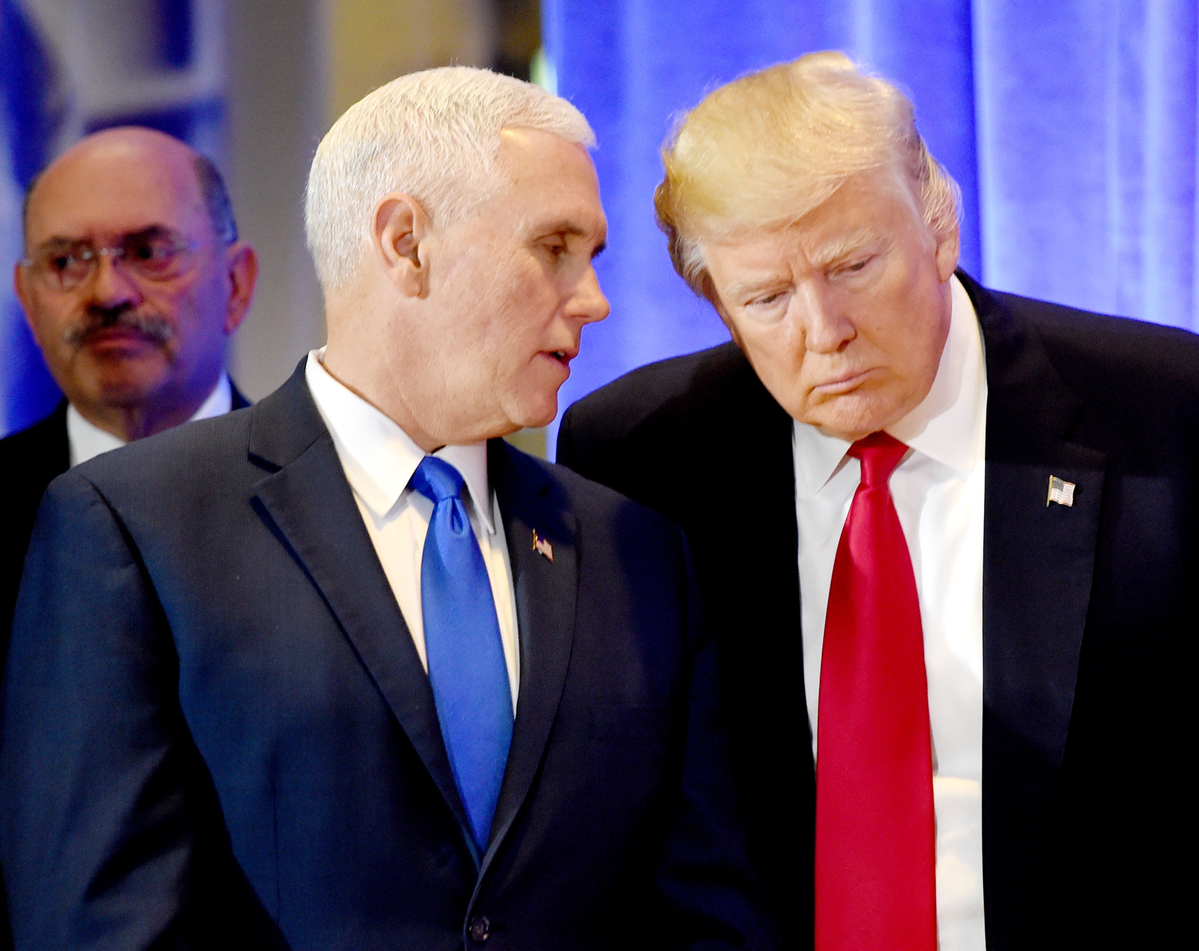 Em janeiro de 2017, então presidente eleito Donald Trump conversa com seu vice, Mike Pence, em Nova York