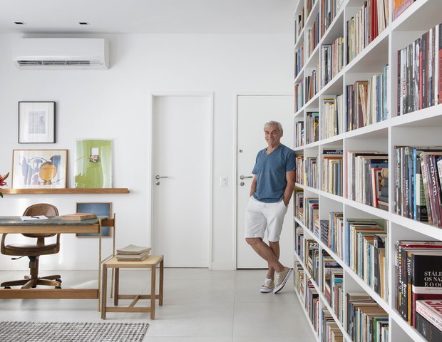 No Rio, apartamento de 60 m² exibe estante com 1.500 livros (Foto: Denilson Machado/MCA Estúdio)