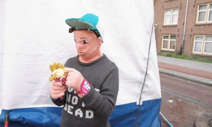 A mãe fez um ensaio de fotos com o boneco comendo batata frita  (Foto: @club_geluk)