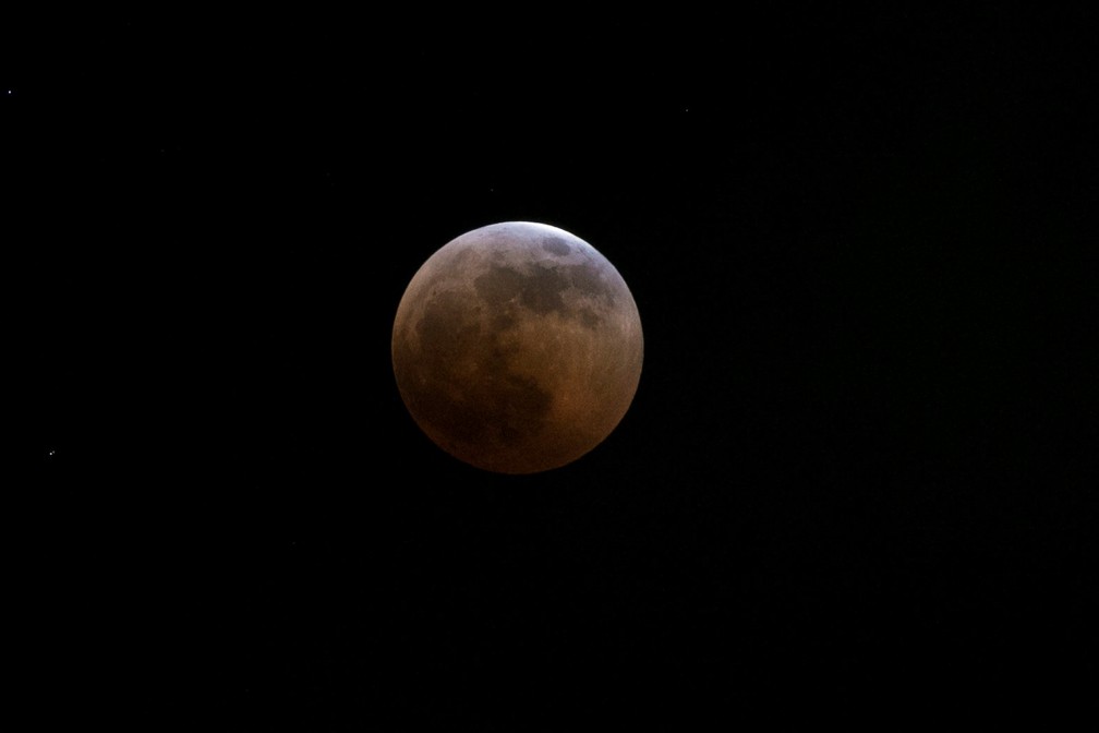 Lua de sangue fotografada no céu de Nairobi, no Quênia, durante eclipse lular total (Foto: Baz Ratner/Reuters)