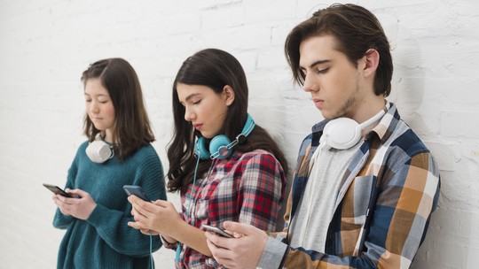 Usar celular por mais de três horas aumenta risco de dores nas costas em adolescentes, mostra estudo brasileiro