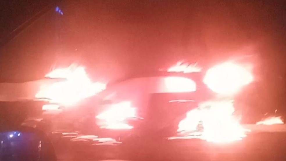 Carros incendeiam após colisão no quilômetro 30 da BR-116, em Aquiraz. — Foto: Reprodução