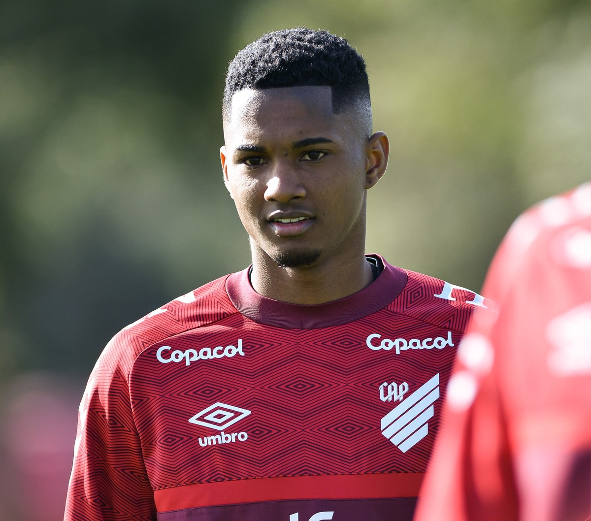 Jornal português coloca Abner, lateral do Athletico, na mira do Benfica ...