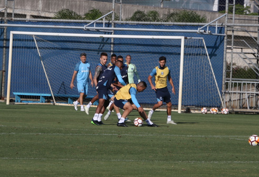 Jael protege em treino do Grêmio — Foto: Eduardo Moura
