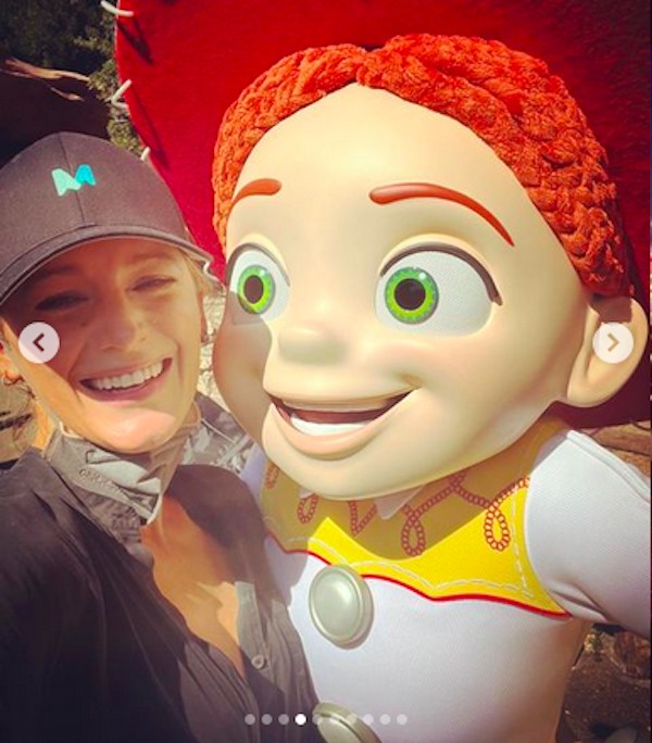 A atriz Blake Lively comemorando seu aniversário de 35 anos na Disney  (Foto: Instagram)