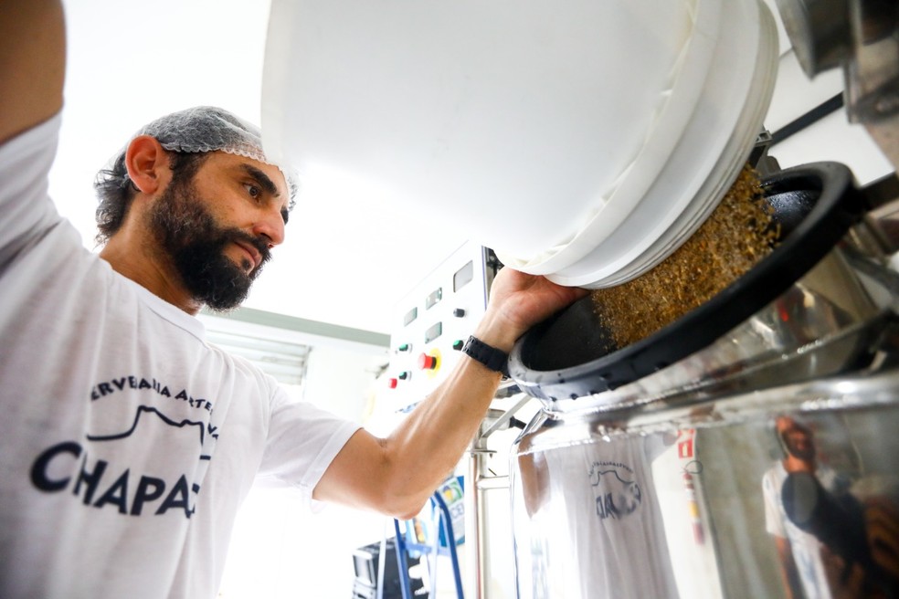 Claudio Godoy na cervejaria artesanal, na Chapada Diamantina (BA).  — Foto: Monique Renne