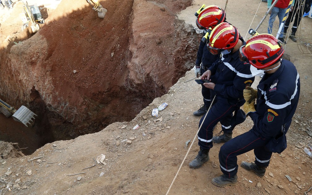 Equipe da Defesa Civil de Marrocos trabalha no resgate do menino Rayan, de cinco anos, que caiu em um poço perto de Bab Berred, na quinta-feira (3) — Foto: AFP