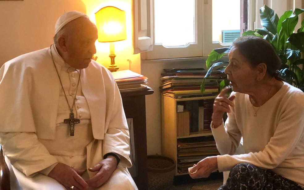  O Papa Francisco visita a poetisa e sobrevivente do Holocausto, Edith Bruck, na casa dela em Roma, na Itália, no sábado (20) — Foto: Vatican Media/Handout via Reuters