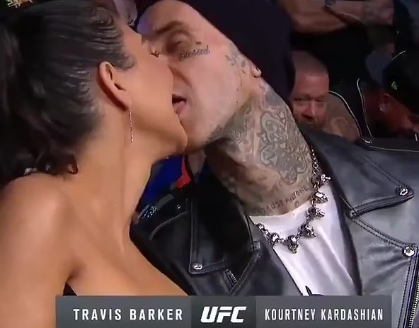 Kourtney Kardashian e Travis Barker se beijando durante evento do UFC (Foto: Reprodução)