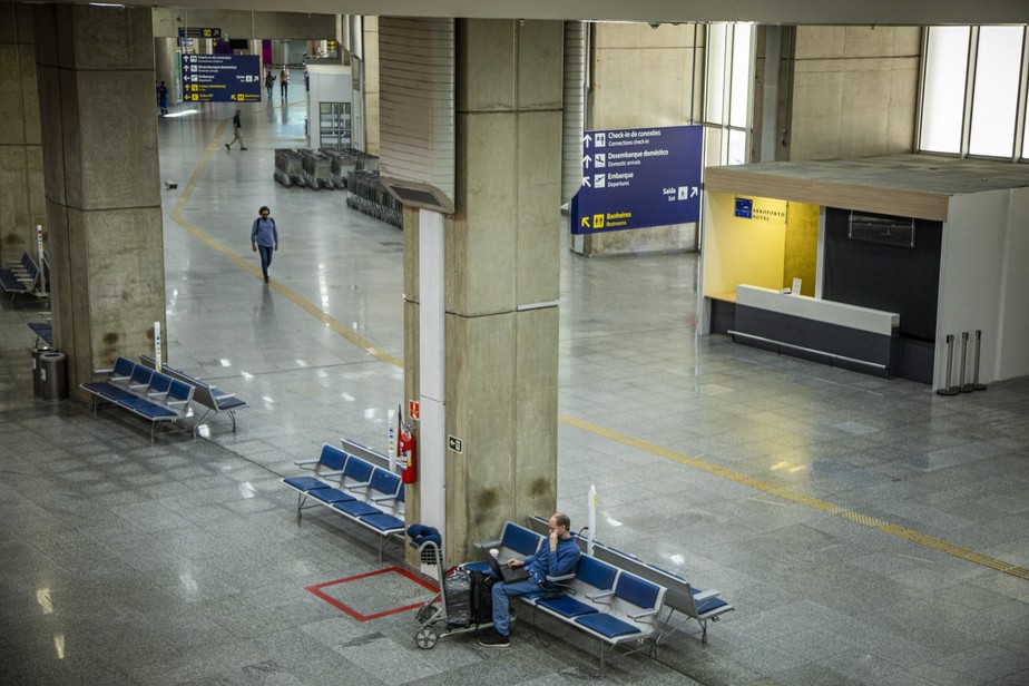 Vazio. O terminal de passageiros do Galeão vazio, refletindo a queda em número de viajantes no aeroporto internacional