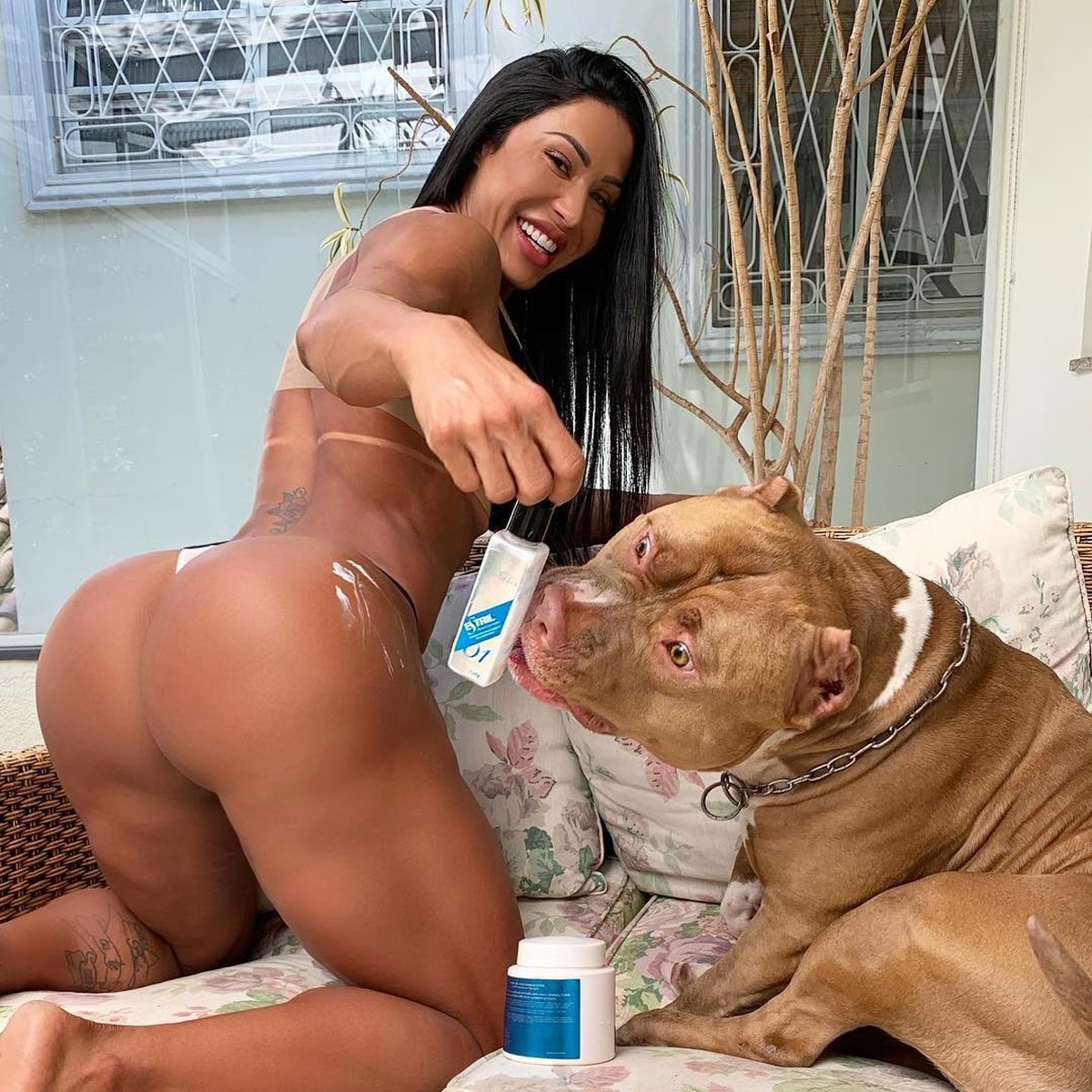 Gracyanne posta clique inusitado com cachorro "atacando" creme.