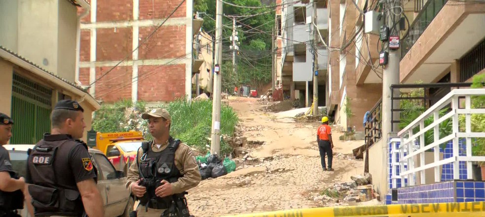 Buscas seguem na comunidade da Muzema, na Zona Oeste do Rio — Foto: Reprodução/ TV Globo